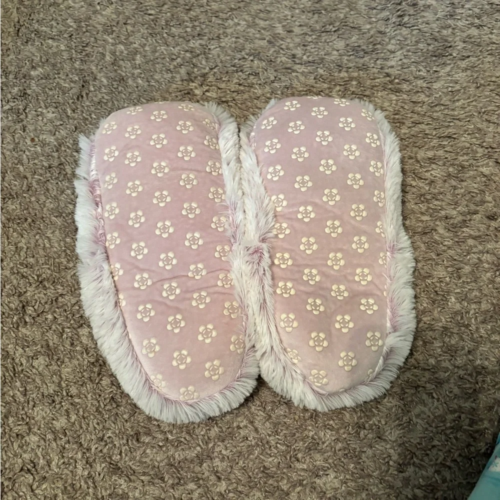 Cozy Women's Fuzzy Slippers - White and Pink. Never worn. - Picture 3 of 4